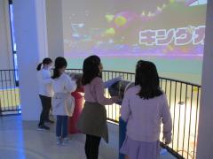 人力発電とプロジェクションマッピングを体験しています