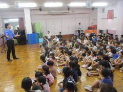 歌を聴いている