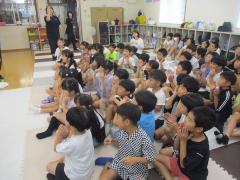 手話でクイズをしている