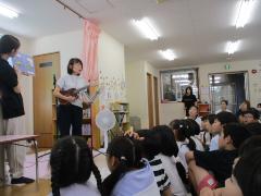 絵本の読み聞かせ