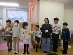 完成したカードを発表中