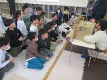 箱の中身あてを見ている