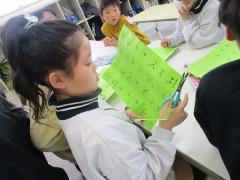 文字探しゲームで文字を見ている