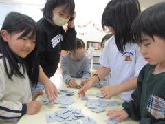 文字探しゲームで文字を探している