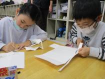 牛乳パックを切り取っている