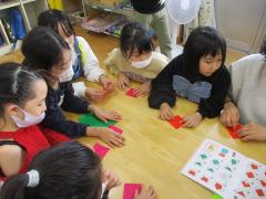 獅子舞を折っている