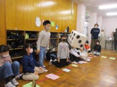 サイコロを振っている