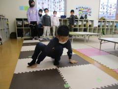 手と足をマークに合わせている