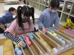 カラーボール並べ