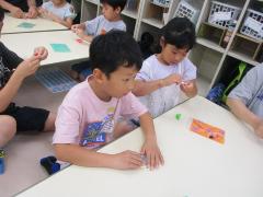 ちょうちょのストラップを作っている