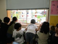 ビーズの色が変わる様子を観察している