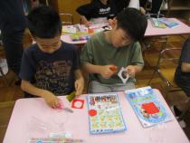 回して遊ぶクリアカップを作っている