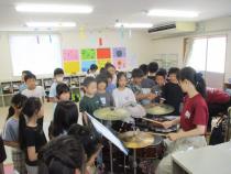 楽器を見ている