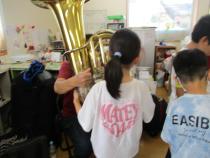 楽器を持っている