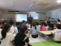 手話の説明を受けている