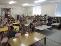 拍手の仕方を教わっている