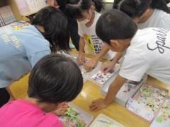 シールを選んでいる