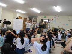 歌に合わせて体を動かしている