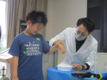 液体窒素に手を入れている