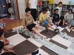 足で新聞を手繰り寄せます