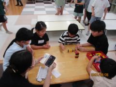 慎重に並べています