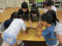 どれを動かすか相談しています