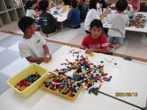 玩具をきれいにしています