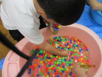 ゴムボールをすくっています