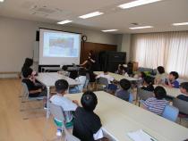 お話を聞いている