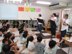 演奏を聴いている