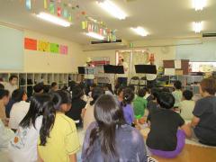 静かに聴いている