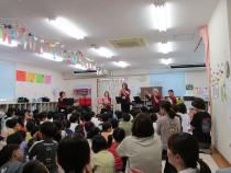 楽器を紹介されている