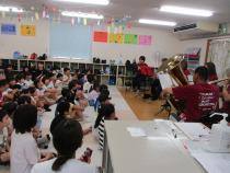 曲を聴いている