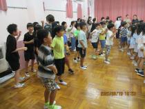 のりのりで歌っている