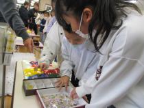 はさみで牛乳パックを切る子ども