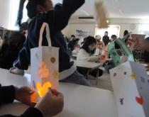 光っているランタン