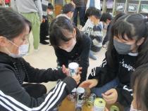 空き缶を積む子どもたち