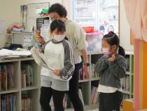 ポーズをとる子ども