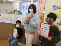 賞状、景品を持ちポーズをとる子ども