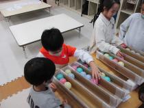 カラフルなボールを並べている子ども