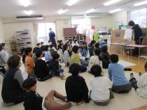 前に貼られた問題を解く子供たち