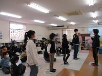 前に立つ職員とじゃんけんをする子ども