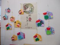 壁に貼られた手作りの絵馬