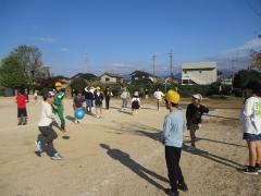園庭でドッジボールをする子供たち