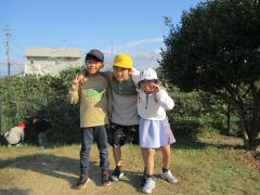 3人で肩を組みポーズをとる子ども