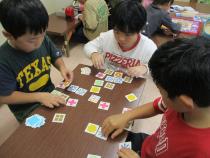 絵合わせのゲームをする3人の子ども