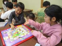 ボードゲームを楽しむ子ども