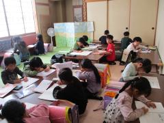 和室で勉強している子どもたち