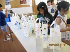 牛乳パックランタンが並ぶ