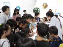 中央のクイズ出題者を取り囲む子どもたち